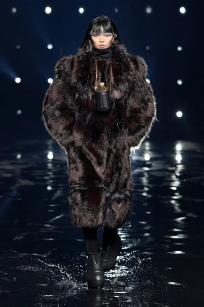 Look 10